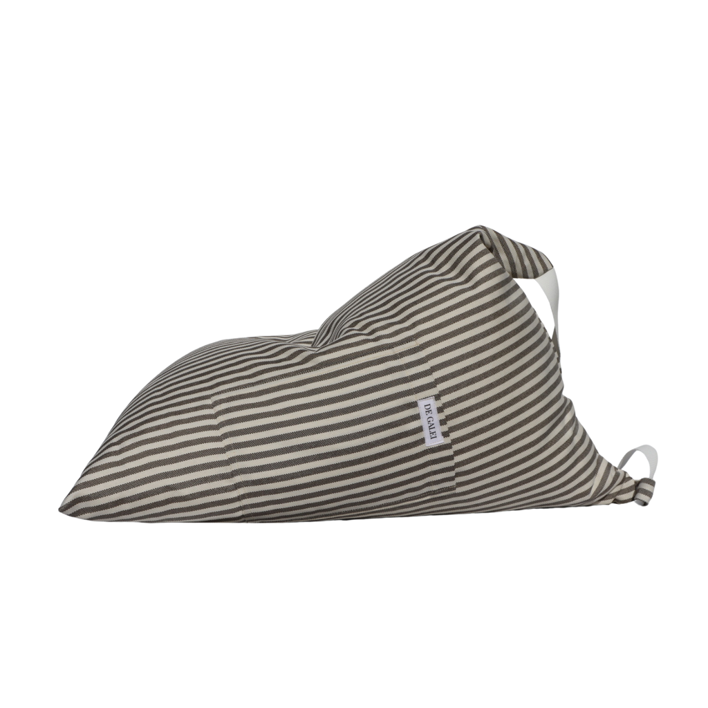 Cojín Ceniza gris marrón y blanco De Galei, elegante, suave y resistente al exterior. Inspirado en los tonos neutros del Mediterráneo.