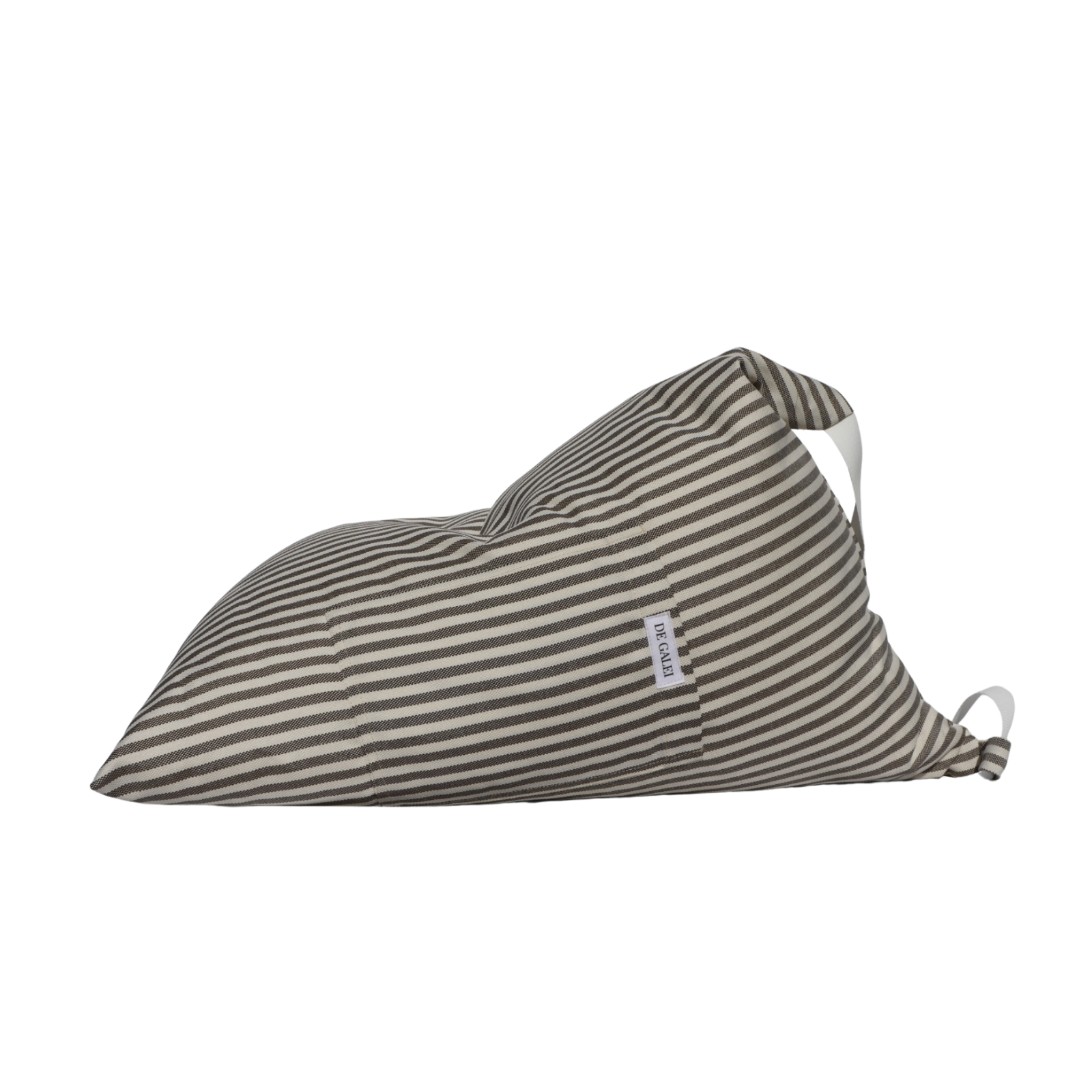 Cojín Ceniza gris marrón y blanco De Galei, elegante, suave y resistente al exterior. Inspirado en los tonos neutros del Mediterráneo.