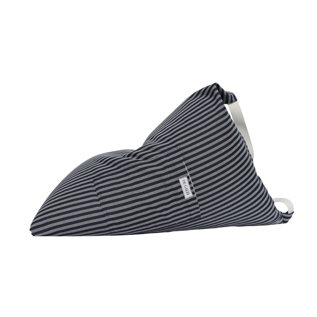 Cojín Costa azul marino y blanco De Galei, resistente y cómodo, inspirado en el mar Mediterráneo.