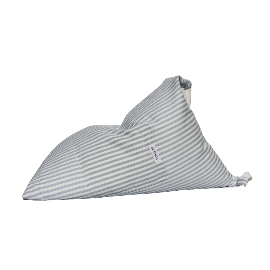 Cojín Creta azul y blanco De Galei, resistente al sol y al agua. Ideal para exterior con estilo mediterráneo.