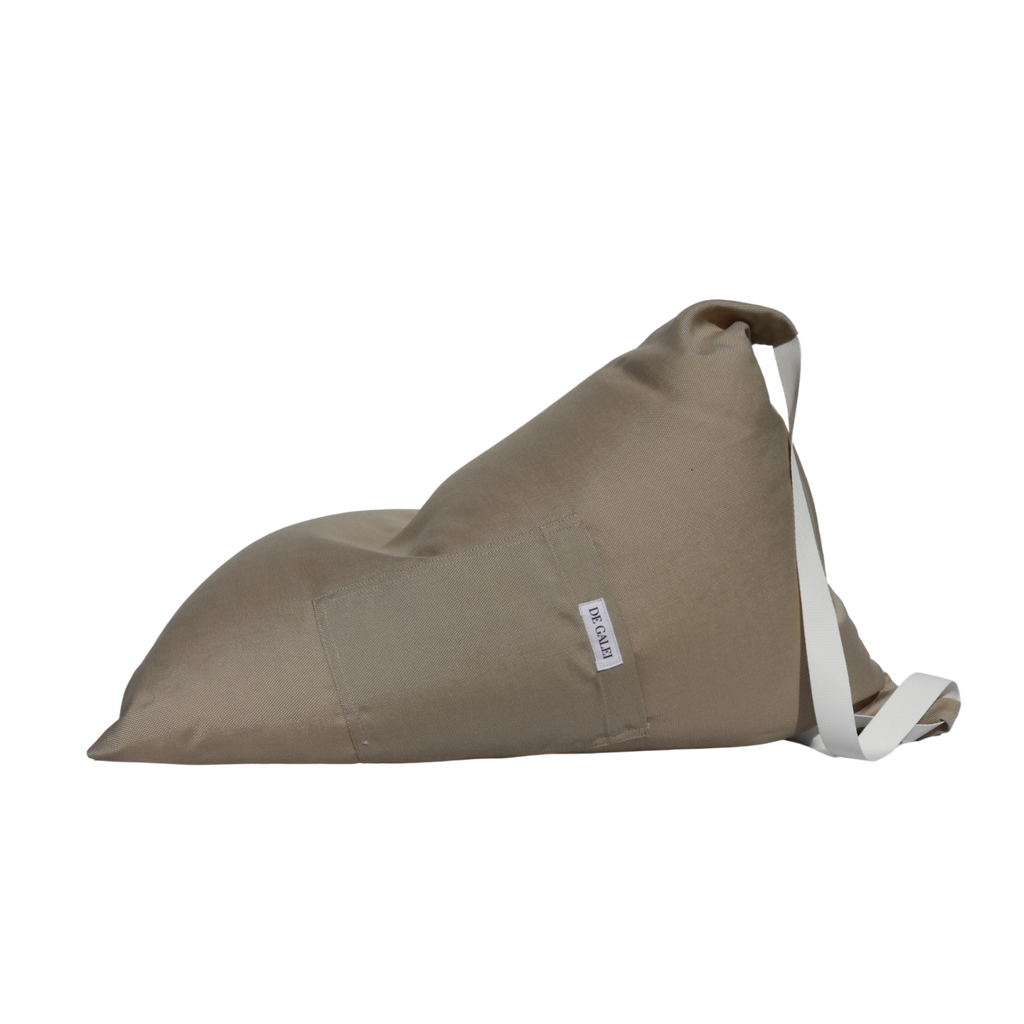 Cojín Madeira beige De Galei, completamente beige, con textura suave y diseño minimalista. Perfecto para ambientes naturales y cálidos.